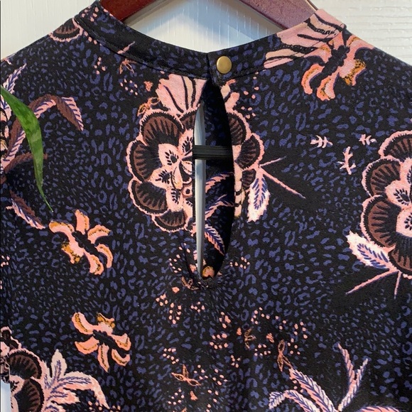 Free people blouse with key hole opening. - Picture 5 of 6